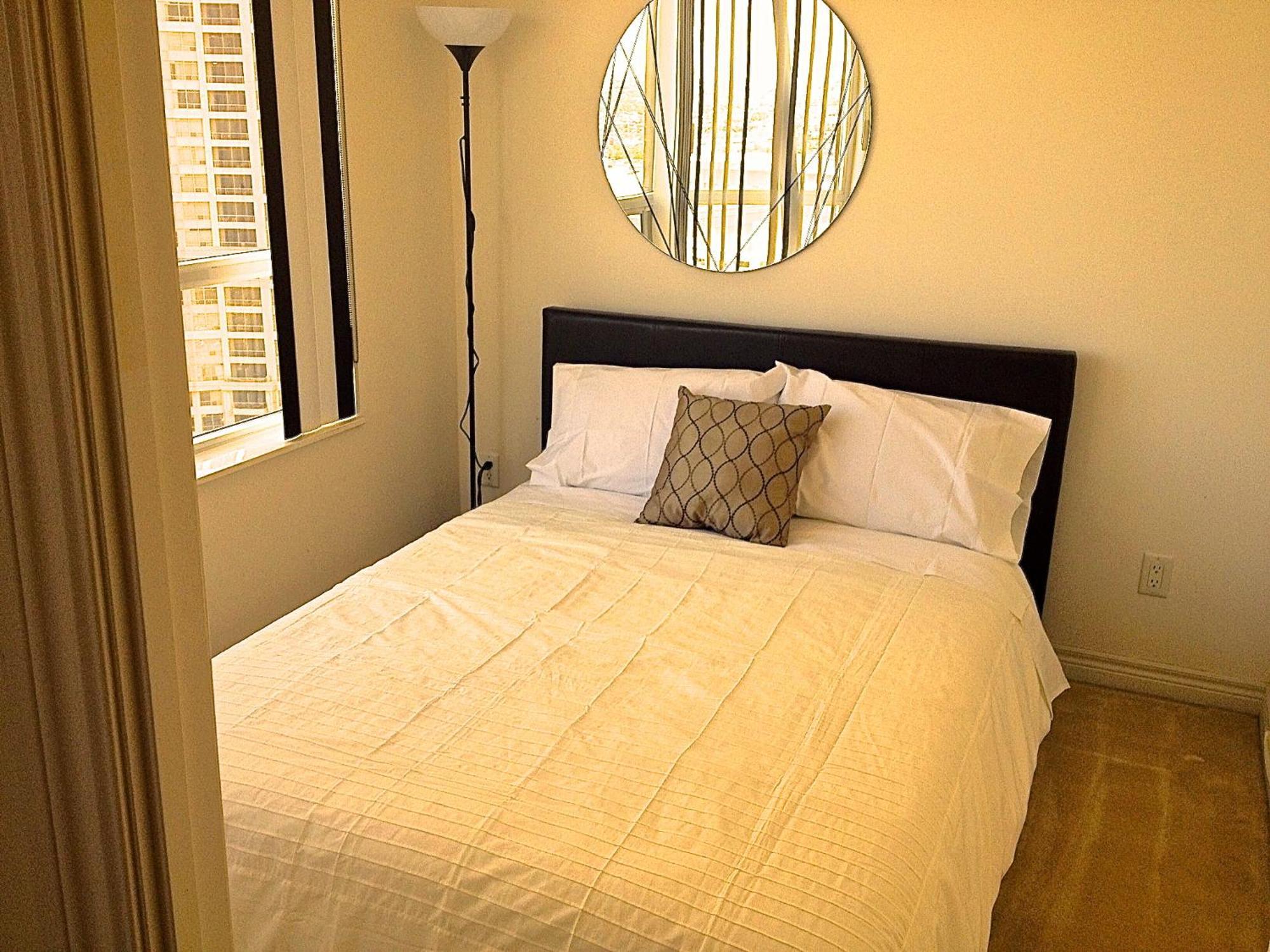 Royal Stays Furnished Apartments - Square One Mississauga Room photo