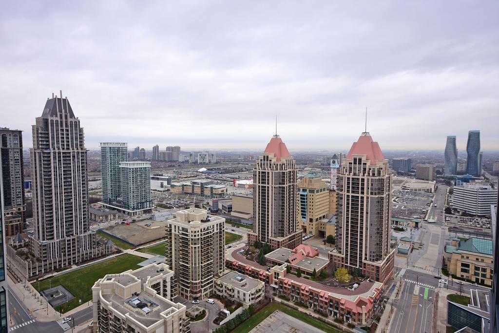 Royal Stays Furnished Apartments - Square One Mississauga Exterior photo