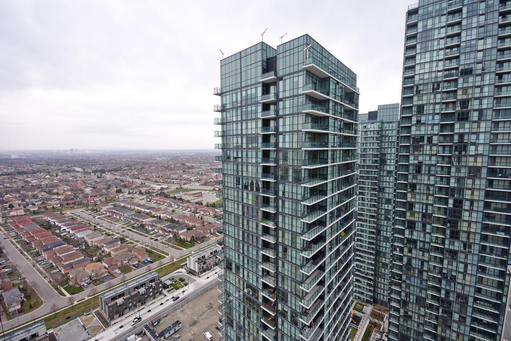 Royal Stays Furnished Apartments - Square One Mississauga Exterior photo