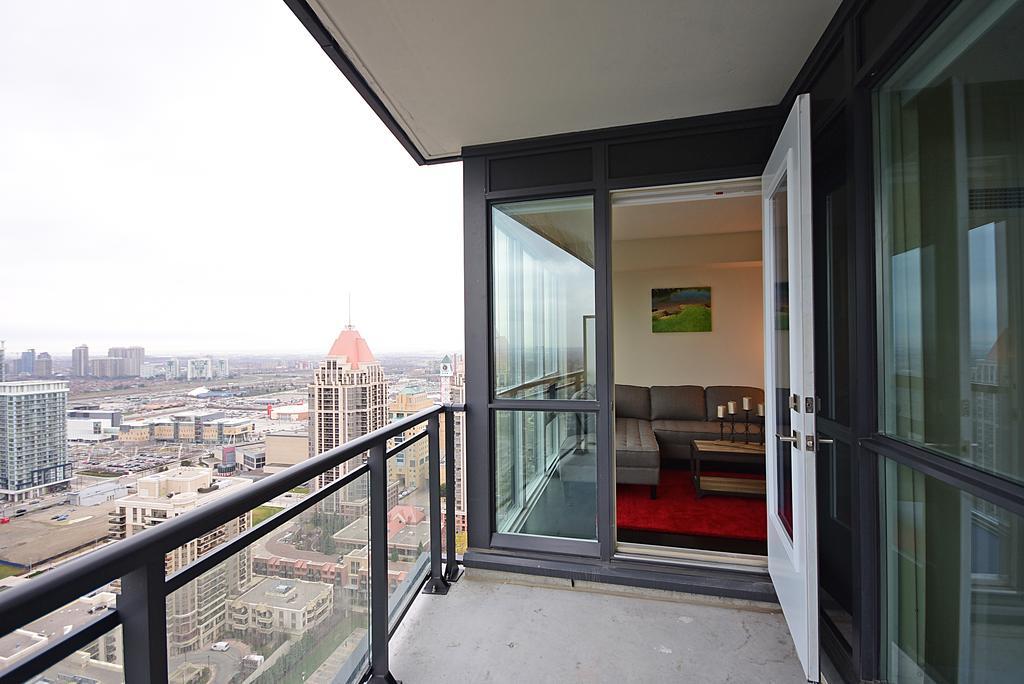 Royal Stays Furnished Apartments - Square One Mississauga Exterior photo