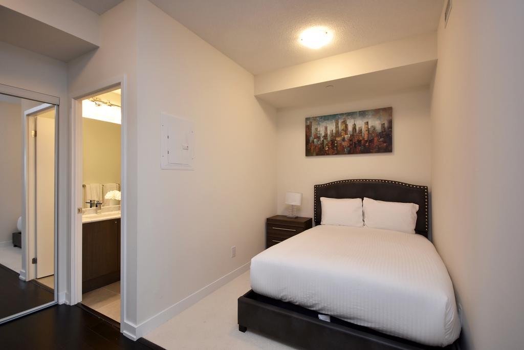 Royal Stays Furnished Apartments - Square One Mississauga Exterior photo