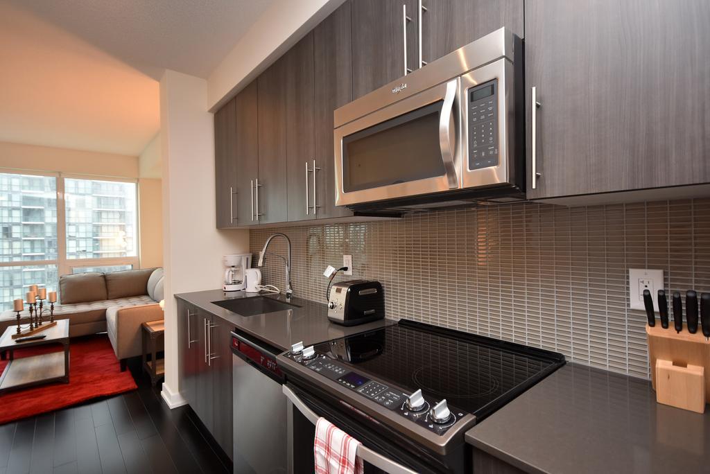 Royal Stays Furnished Apartments - Square One Mississauga Exterior photo