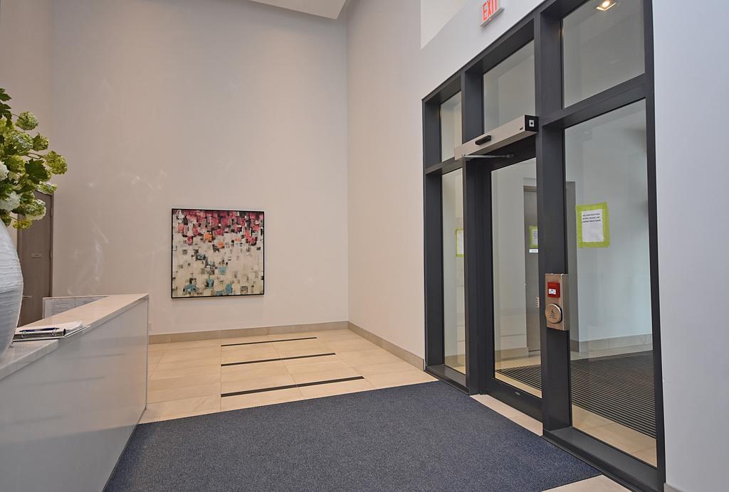 Royal Stays Furnished Apartments - Square One Mississauga Exterior photo