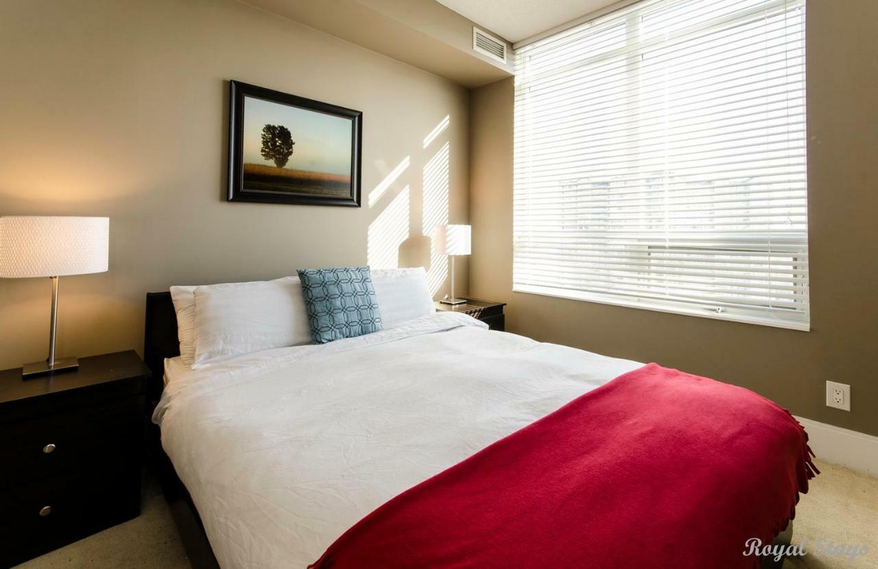 Royal Stays Furnished Apartments - Square One Mississauga Exterior photo